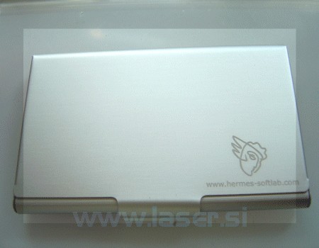 lasersko graviranje ASPect -lasersko graviranje logotipa na etui za vizitke - aluminij